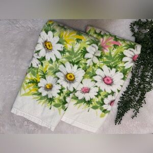 TWO Vintage 70’s Springmaid 100% Cotton Daisy Floral Bath Towels 24” x 47”